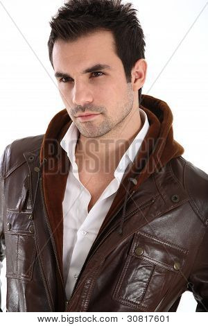Homem bonito na jaqueta de couro