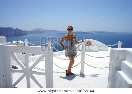 die junge Frau und santorini
