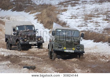 KIEV, Ukraina -FEB 25: radzieckie wojskowe jeep GAZ-69 stworzony po II wojnie światowej podczas historycznej wojskowej Mot