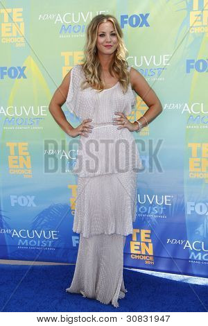 LOS ANGELES - 7 août: Kaley Cuoco arrive à la Teen Choice Awards 2011, qui s'est tenue à l'amphithéâtre Gibson 