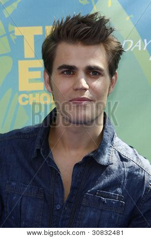LOS ANGELES - 7 août: Paul Wesley arrive à la Teen Choice Awards 2011, qui s'est tenue à l'amphithéâtre Gibson 