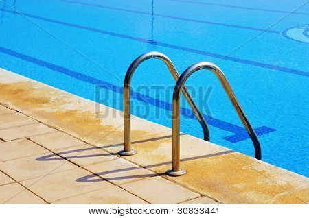 Close up di una piscina in estate