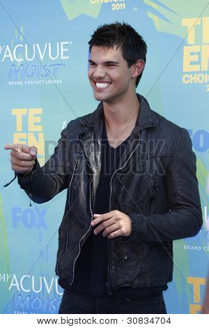 LOS ANGELES - AUG 7: Taylor Lautner dorazí na 2011 Teen Choice Awards v Gibson Amphitheat