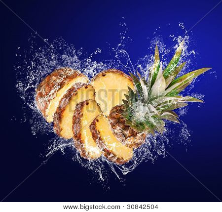 Ananas i vanddråber
