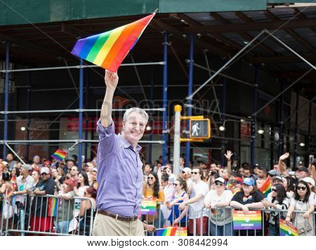 2018 JUNE 24 NEW YORK: Democratic New York Mayor Bill De Blasio marches along the 5th Ave parade route during the NYC Pride March.