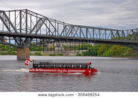 Ottawa, Canada - Aug 23, 2011: Lady Dive Tours Amphibus On Ottawa River With Alexandra Bridge At The