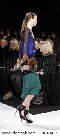 BCBGMAXAZRIA