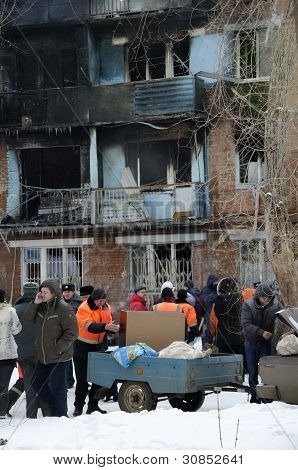 Feuer in einem Mehrfamilienhaus.