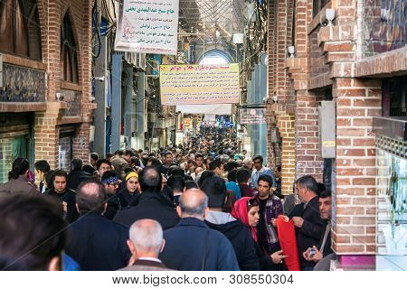 Tehran - Februar 21: People In Central Bazaar On Februar 21, 2013 In Tehran, Iran. Grand Bazaar In T