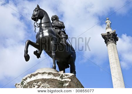 Charles I socha a Nelsonův sloupec v Trafalgarském náměstí