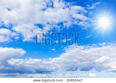 Brillante luz del sol nublado al aire libre