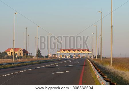 Bloemfontein, South Africa - May 1, 2019: The Sun Is Rising Over The Verkeerdevlei Toll Booth On Roa