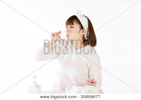 Piękna młoda kobieta szczotkowanie zębów. Portret kobiety Azji.