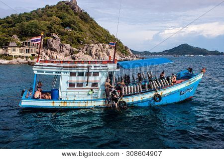 Ko Tao, Thailand - August 29: Boats With Divers At Ko Tao, Thailand On August 29, 2013. Ko Tao Is Sm
