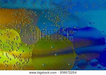 Oil Bubbles Inside Water Base Form Patterns