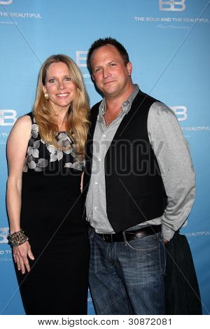LOS ANGELES - 10 mars : Lauralee Bell ; Scott Martin arrive sur le Bold and Beautiful 25th Anniversar