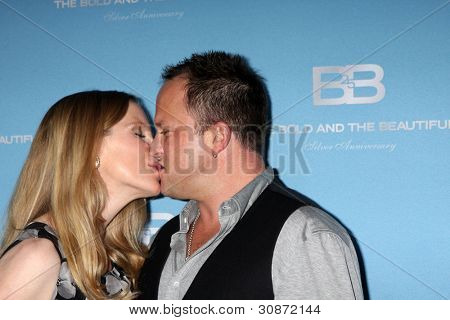 LOS ANGELES - 10 mars : Lauralee Bell ; Scott Martin arrive sur le Bold and Beautiful 25th Anniversar