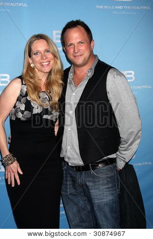 LOS ANGELES - 10 mars : Lauralee Bell ; Scott Martin arrive sur le Bold and Beautiful 25th Anniversar