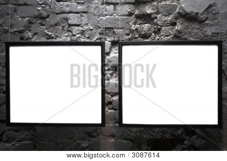 Due telai vuoti sul muro di mattoni