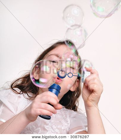 Dziecko dmuchanie baniek z bańki różdżka