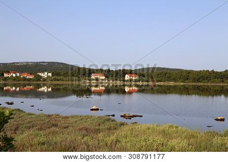 Reflexion - Early Morning On The Salt Lake