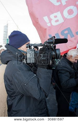 Moskva - 10. března: Operátor výhonků film o účastníky protestní manifestaci proti