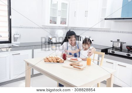 The Sisters And Sisters Had Breakfast With Milk At The Table, Happy.