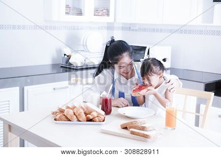 The Sisters And Sisters Had Breakfast With Milk At The Table, Happy.