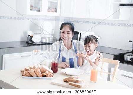 The Sisters And Sisters Had Breakfast With Milk At The Table, Happy.