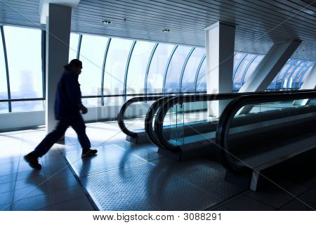 Uomo in movimento nel corridoio