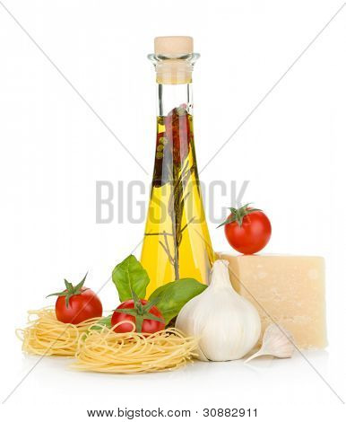 Pasta, tomater, basilikum, olivenolie, hvidløg og parmesan ost. Isoleret på hvid baggrund