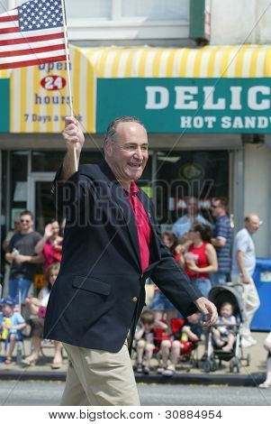 NEW YORK - 29 maj: Senator Charles Schumer (D -NY) bølger som han deltager i den lille hals/Douglaston Mem