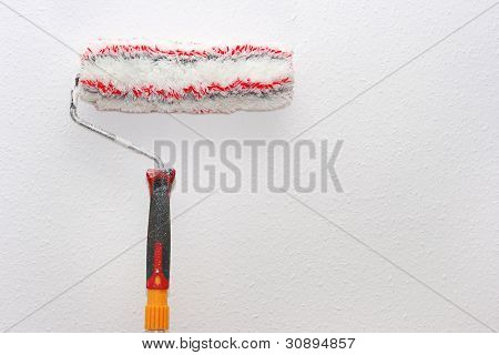 Rolo de pintura na parede