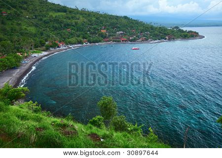 Selkeä trooppinen meri ja vihreät kukkulat. Itä-Bali island (Amed)