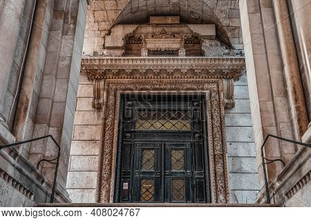 Split, Croatia - Aug 15, 2020: Gate Entrance Of St. Domnius Church At Diocletians Palace In Old Town
