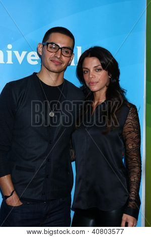 LOS ANGELES - JAN 7: Manny Montana, Vanessa Ferlito deltager NBCUniversal 2013 TCA vinter tryk 