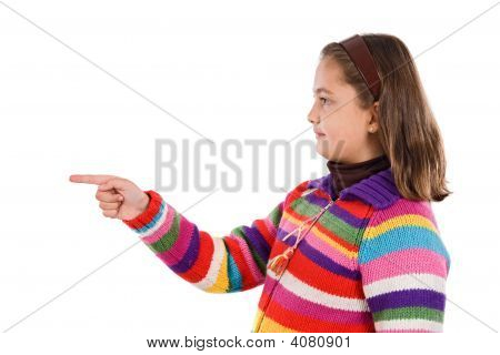 Adorável menina com revestimento de lã apontando