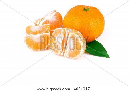 orange mandarin blade isoleret på hvid baggrund