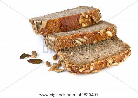 skåret??hele hvedebrød på hvid baggrund