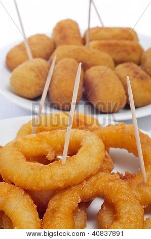 라 로마나, 오징어 링, calamares 스페인어 croquettes와 일부 판의 근접 촬영 탭 역임