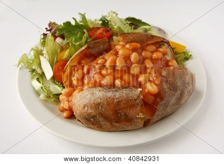 Patata giacca fagioli al forno con insalata