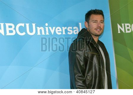 PASADENA, CA - JAN. 7:Armondo Torrea arriveert op de NBCUniversal 2013 Winter Press Tour bij Langham H