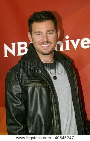 PASADENA, CA - JAN. 7:Armondo Torrea arriveert op de NBCUniversal 2013 Winter Press Tour bij Langham H