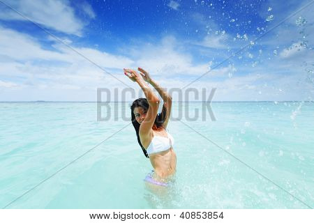 Vrolijke vrij jonge vrouw splashin in zee
