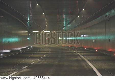 Guidance System And Road Marking For Safety In A Tunnel