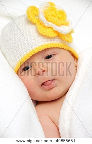Baby med en strikket Hat