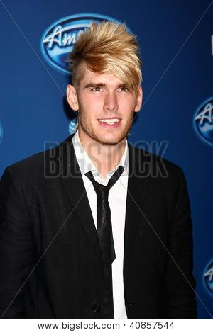 LOS ANGELES - JAN 9: Colton Dixon navštěvuje 'American Idol' Premiere událost Royce Hall, UCLA na