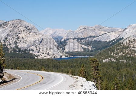 Tenaya järvi ja valtatie 120 Yosemite