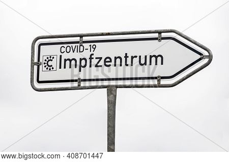 Street Sign With German Word For Covid-19 Vaccination Center Or Center - Vaccination Center Individu