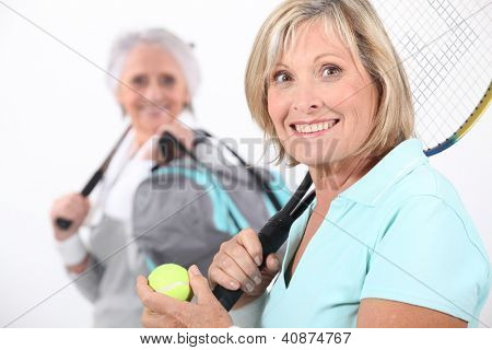 Mujeres mayores, jugar al tenis